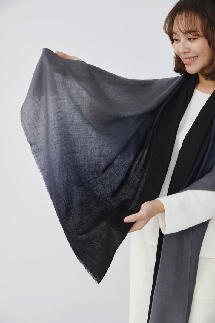 Éclipse Sable Cashmere Ombre Stole